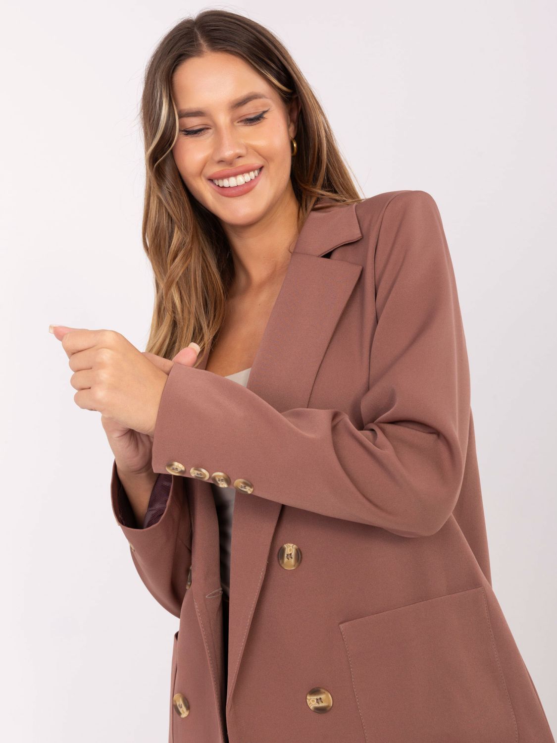 Elegant beige blazer with lining and pockets