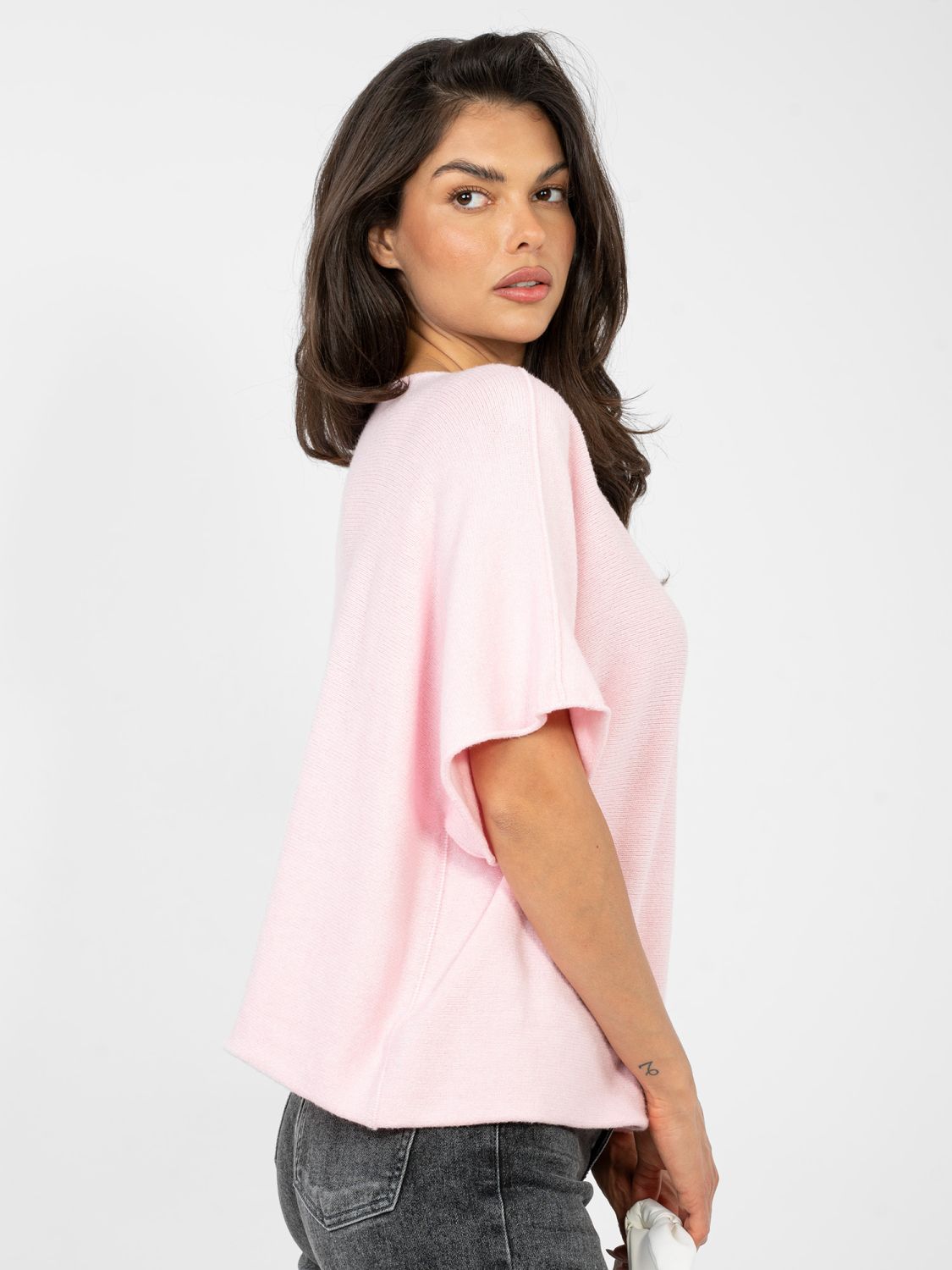 Elegant short sweater in light pink