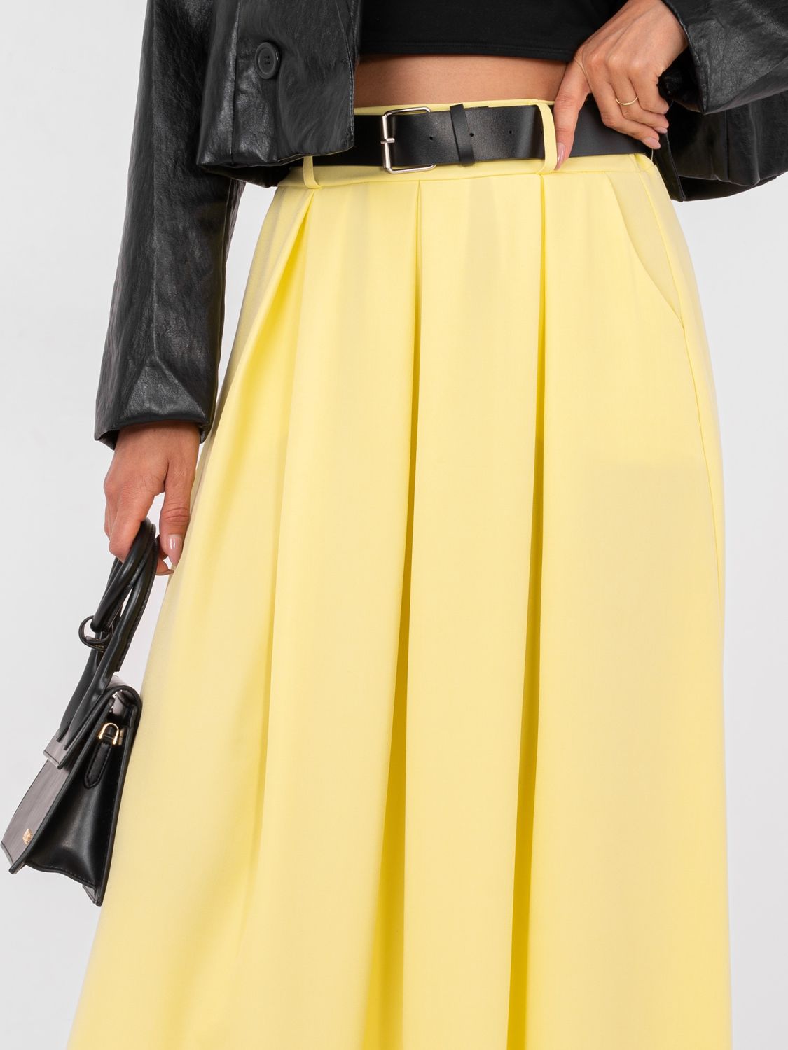 Elegant yellow maxi skirt with belt and pockets