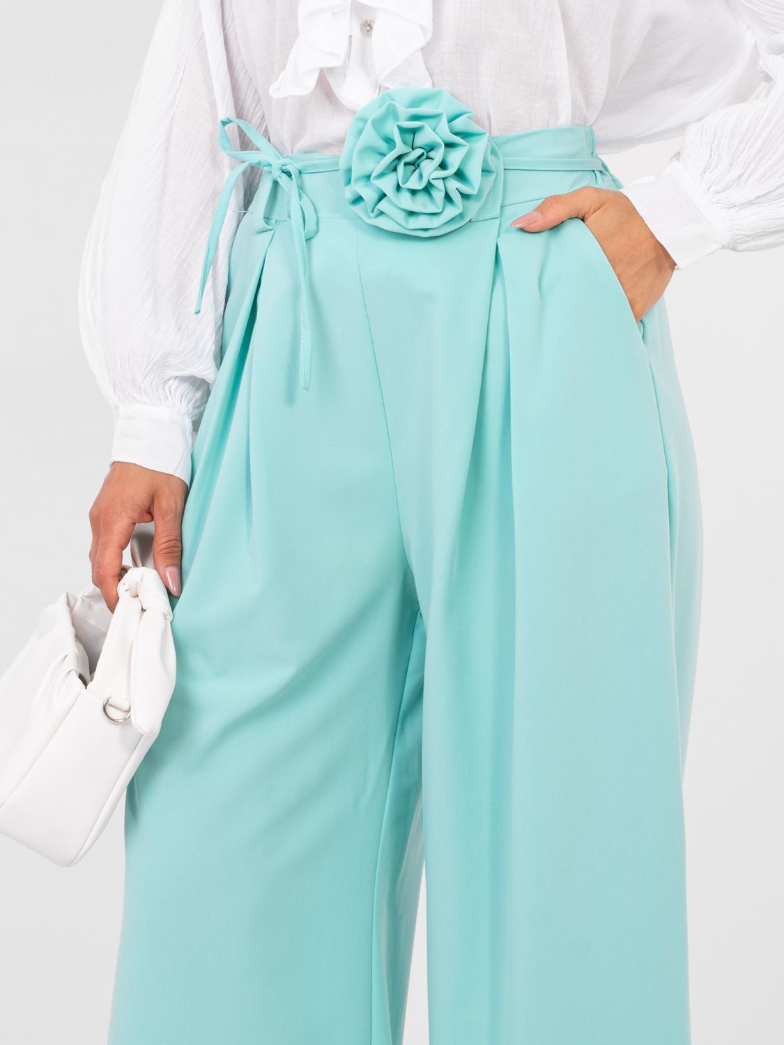 Elegant wide-leg trousers in mint green