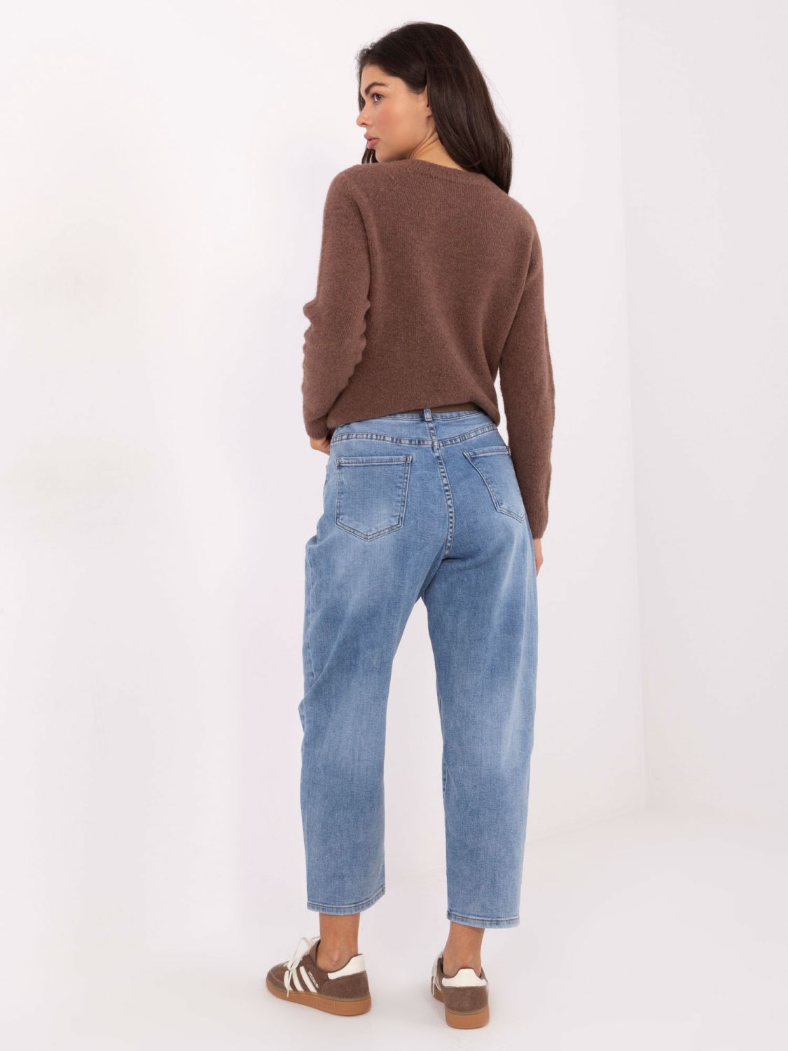 Women's blue carrot jeans with high waist and belt