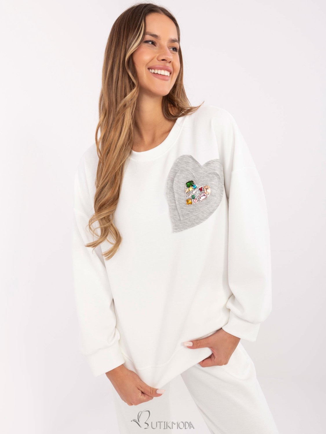 Stylish ecru sweatshirt with long sleeves