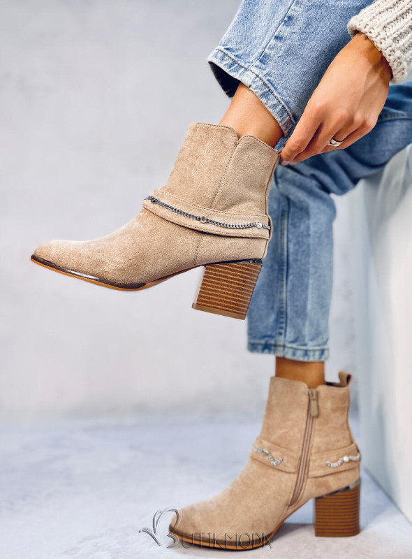 Light beige ankle boots with chain