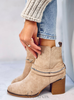 Light beige ankle boots with chain
