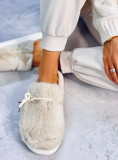Beige fur slippers
