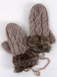 Mocca mittens with knitted pattern