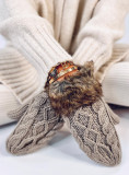 Mocca mittens with knitted pattern
