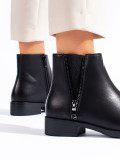 Low ankle boots with a decorative zipper black