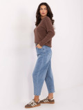 Women's blue carrot jeans with high waist and belt