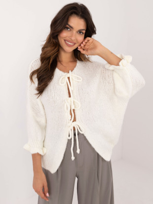 Elegant ecru sweater with 3/4 sleeves