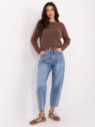 Women's blue carrot jeans with high waist and belt